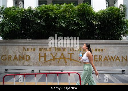 Bangkok, Thailand. Juli 2024. Eine Frau, die am Grand Hyatt Erawan Hotel in Bangkok vorbeiging. Sechs (6) Vietnamesen (2 davon hatten die amerikanische Staatsbürgerschaft und 4 vietnamesische Staatsbürger) wurden tot in einem Hotelzimmer des Grand Hyatt Erawan Hotels im Zentrum von Bangkok aufgefunden. Am späten Abend des 16. Juli 2024 und am 17. Juli 2024 zeigten die ersten Autopsieergebnisse Spuren von Zyanid und fanden Zyanid im Blut aller sechs Leichen. Quelle: SOPA Images Limited/Alamy Live News Stockfoto