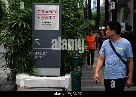 Bangkok, Thailand. Juli 2024. Ein Mann schaut auf das Schild eines Grand Hyatt Erawan Hotels in Bangkok. Sechs (6) Vietnamesen (2 davon hatten die amerikanische Staatsbürgerschaft und 4 vietnamesische Staatsbürger) wurden tot in einem Hotelzimmer des Grand Hyatt Erawan Hotels im Zentrum von Bangkok aufgefunden. Am späten Abend des 16. Juli 2024 und am 17. Juli 2024 zeigten die ersten Autopsieergebnisse Spuren von Zyanid und fanden Zyanid im Blut aller sechs Leichen. Quelle: SOPA Images Limited/Alamy Live News Stockfoto