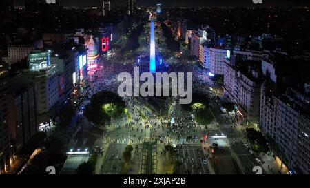 Buenos Aires, Argentinien, 14. Juli 2024: Glückliche argentinische Fans feiern in Obelisco, nachdem sie das letzte Fußballspiel in der Copa America 2024 gewonnen hatten. Ar Stockfoto