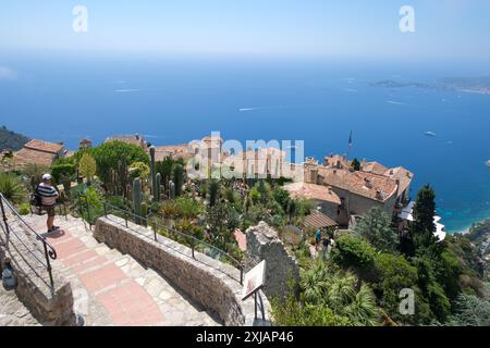 Der exotische Garten bietet einen atemberaubenden Blick auf das Mittelmeer und ist damit eines der schönsten Dörfer auf einem Hügel Frankreichs. Stockfoto