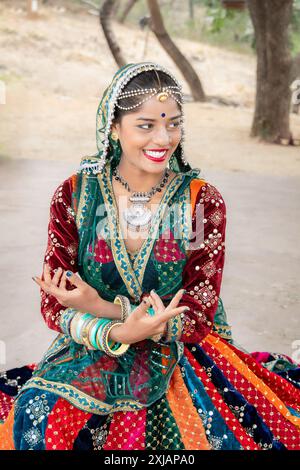 Junges indianermädchen in traditioneller rajasthani-Kleidung Nahaufnahmen aus verschiedenen Blickwinkeln Stockfoto