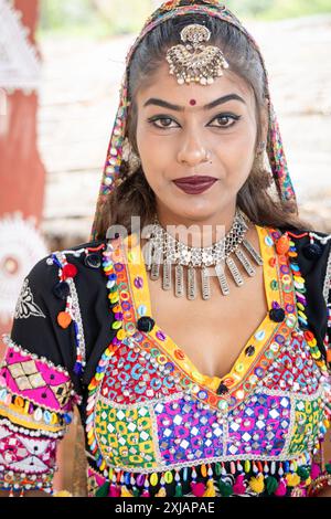 Junges indianermädchen in traditioneller rajasthani-Kleidung Nahaufnahmen aus verschiedenen Blickwinkeln Stockfoto