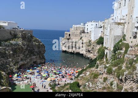 Blick auf Polignano a Mare in der Region Apulien, eine kleine Küstenstadt an der Adria, Italien Stockfoto