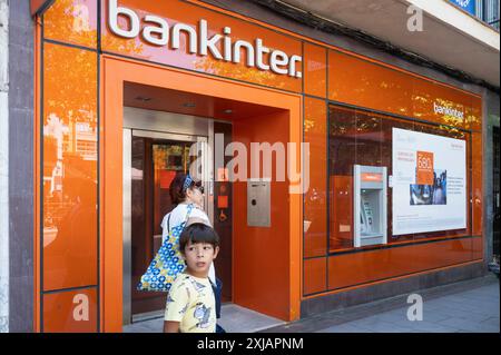 Fußgänger gehen an der spanischen Bank- und Finanzdienstleistungsfiliale Bankinter in Spanien vorbei. Stockfoto