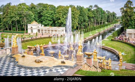 Petergof, St. Petersburg, Russland - September 1, 2012: Blick vom Grand Palace Petergof zu senken Park mit Brunnen, goldene Statuen und Kanal. Unident Stockfoto