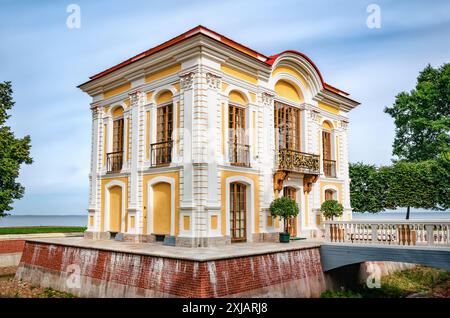 Peterhof, St. Petersburg, Russland - 1. September 2012: Pavillon 'Eremitage' im Untergarten Peterhof. Entworfen vom Architekten Johann Braunstein, dem Pavil Stockfoto