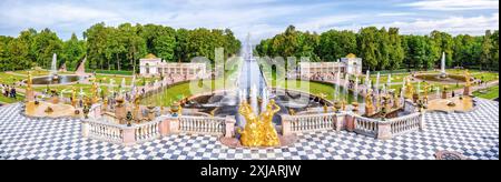 Petergof, St. Petersburg, Russland - 1. September 2012: Panoramablick vom Grand Palace Petergof zu senken Park mit Brunnen, goldene Statuen und channe Stockfoto