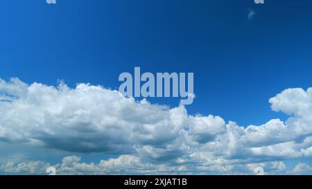 Zeitraffer. Wolken bewegen sich am blauen Himmel. Wolken gegen den blauen Himmel. Stockfoto