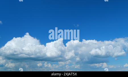 Zeitraffer. Wolken bewegen sich am blauen Himmel. Wolken gegen den blauen Himmel. Stockfoto