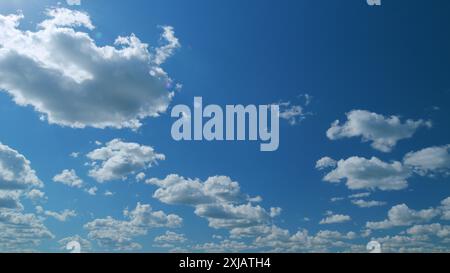 Zeitraffer. Wolken, die über den blauen Himmel laufen. Weiße, geschwollene und flauschige Wolken am blauen Himmel. Stockfoto