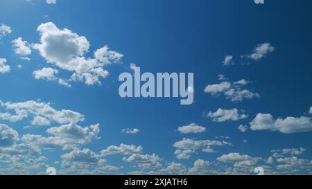 Zeitraffer. Wolken bewegen sich am blauen Himmel. Wolken, die über den strahlend blauen Himmel laufen. Natürlicher abstrakter Hintergrund. Stockfoto