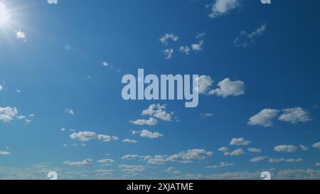 Zeitraffer. Wolken bewegen sich am blauen Himmel. Wolken gegen den blauen Himmel. Stockfoto