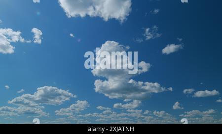 Zeitraffer. Wolkenbildung über den blauen Himmel. Weiße, geschwollene und flauschige Wolken am blauen Himmel. Stockfoto