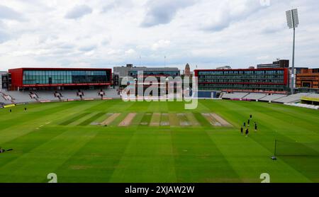 17. Juli 2024; Emirates Old Trafford Cricket Ground, Manchester, England; Vitality Blast T20 League Cricket, Lancashire Lightning gegen Nottinghamshire Outlaws; Old Trafford Wicket, vorbereitet auf das heutige T20-Spiel gegen Nottingham Outlaws Stockfoto