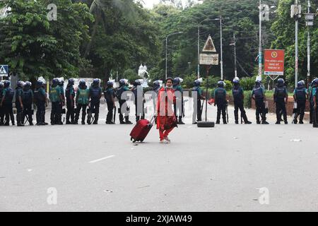 Bangladeschs Polizeipersonal feuert Tränenbomben ab, während Studenten am 17. Juli 2024 gegen Quoten für Regierungsjobs an der Dhaka-Universität in der Hauptstadt protestieren Stockfoto