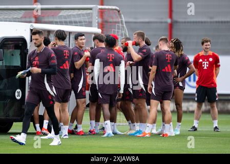 München, Deutschland. Juli 2024. Fussball: Bundesliga, Training des FC Bayern zu Beginn der Vorbereitungen auf die neue Saison auf dem Trainingsplatz in der Säbener Straße. Die Spieler stehen zusammen. Hinweis: Sven Hoppe/dpa – WICHTIGER HINWEIS: gemäß den Vorschriften der DFL Deutscher Fußball-Liga und des DFB Deutscher Fußball-Bundes ist es verboten, im Stadion und/oder des Spiels aufgenommene Fotografien in Form von sequenziellen Bildern und/oder videoähnlichen Fotoserien zu verwenden oder zu nutzen./dpa/Alamy Live News Stockfoto