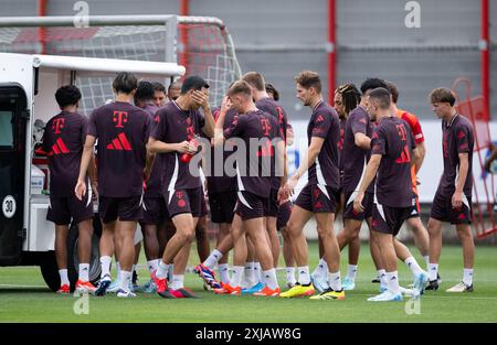 München, Deutschland. Juli 2024. Fussball: Bundesliga, Training des FC Bayern zu Beginn der Vorbereitungen auf die neue Saison auf dem Trainingsplatz in der Säbener Straße. Die Spieler stehen zusammen. Hinweis: Sven Hoppe/dpa – WICHTIGER HINWEIS: gemäß den Vorschriften der DFL Deutscher Fußball-Liga und des DFB Deutscher Fußball-Bundes ist es verboten, im Stadion und/oder des Spiels aufgenommene Fotografien in Form von sequenziellen Bildern und/oder videoähnlichen Fotoserien zu verwenden oder zu nutzen./dpa/Alamy Live News Stockfoto