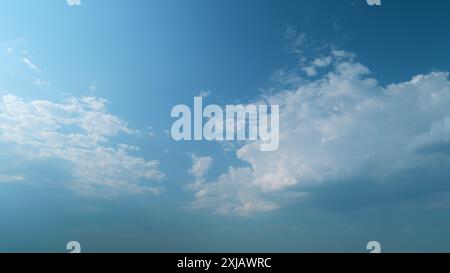 Zeitraffer. Weiße Wolken schweben über den blauen Himmel. Geschwollene, flauschige, weiche Wolken. Stockfoto