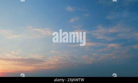 Zeitraffer. Wolken, die über den blauen Himmel laufen. Weiße, geschwollene und flauschige Wolken am blauen Himmel. Stockfoto