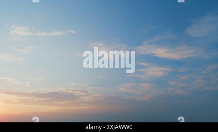 Zeitraffer. Schöne große und flauschige Wolken bewegen sich am sonnigen Tag im blauen Himmel. Weiße Wolken, die am blauen Himmel schweben. Stockfoto