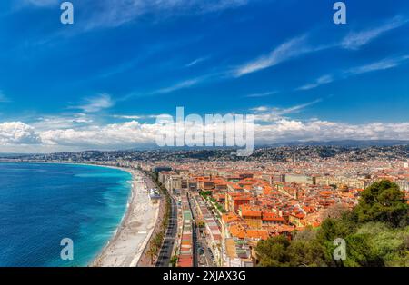 Die Baie des Anges (Bucht der Engel) und die Stadt Nizza an der Mittelmeerküste in Südfrankreich Stockfoto