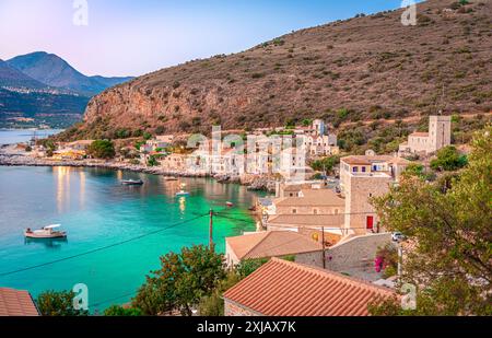 Panoramablick auf Limeni in der Abenddämmerung. Limeni ist ein kleines Dorf auf der Halbinsel Mani auf dem Peloponnes des griechischen Festlandes. Stockfoto