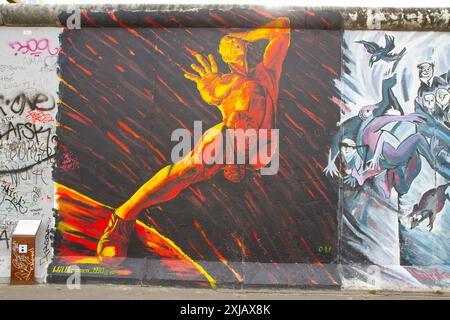 Graffiti-Kunst der Berliner Mauer. East Side Gallery. Berlin, Deutschland. Stockfoto