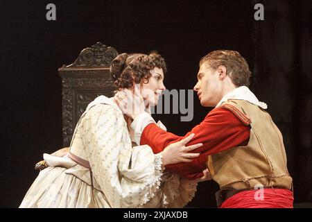 Annabel Scholey (Prinzessin Thekla), Max Irons (Max Piccolomini) in WALLENSTEIN von Friedrich Schiller am Minerva Theatre, Chichester Festival Theatre, West Sussex, England 29/05/2009 adaptiert von Mike Poulton Design: Robert Innes Hopkins Beleuchtung: James Whiteside Regie: Angus Jackson Stockfoto
