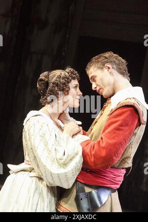Annabel Scholey (Prinzessin Thekla), Max Irons (Max Piccolomini) in WALLENSTEIN von Friedrich Schiller am Minerva Theatre, Chichester Festival Theatre, West Sussex, England 29/05/2009 adaptiert von Mike Poulton Design: Robert Innes Hopkins Beleuchtung: James Whiteside Regie: Angus Jackson Stockfoto
