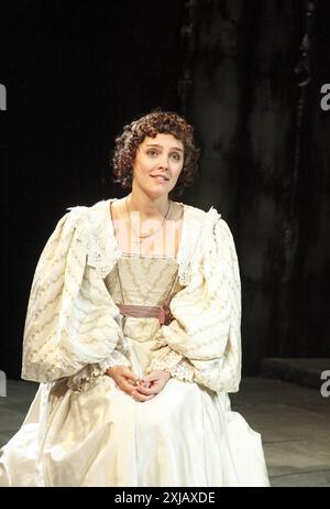 Annabel Scholey (Prinzessin Thekla) in WALLENSTEIN von Friedrich Schiller am Minerva Theatre, Chichester Festival Theatre, West Sussex, England 29/05/2009 adaptiert von Mike Poulton Design: Robert Innes Hopkins Beleuchtung: James Whiteside Regie: Angus Jackson Stockfoto