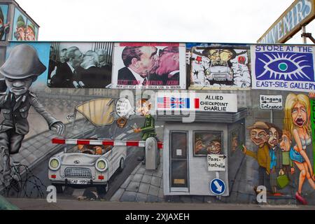 Graffiti-Kunst der Berliner Mauer. East Side Gallery. Berlin, Deutschland. Stockfoto