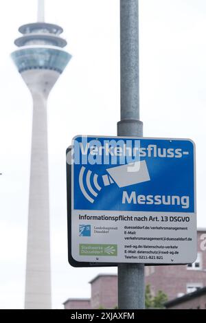 Düsseldorf 17.07.2024 Vodafone SmartCity-Modellprojekt an den Laternen sind Sensoren verbaut die Daten zum Verkehrsfluss Messung , Wetterdaten und Umweltdaten liefern an 5 Laternen sind Wallboxen Wallbox an denen E-Fahrzeuge tanken können auf einer Lampe erprobt Vodafone eine 5g Kleinzellantenne bei rund 170 Parkplätzen am Straßenrand werden mithilfe von Sensoren an den Laternen der Belegungszustand erfasst und in Echtzeit ins Internet übertragen so können Autofahrer per Smartphone jederzeit erkennen , wo sich freie Parkplätze befinden RFID Chipkarte kontaktlos kontaktloses bezahlen Parken A Stockfoto