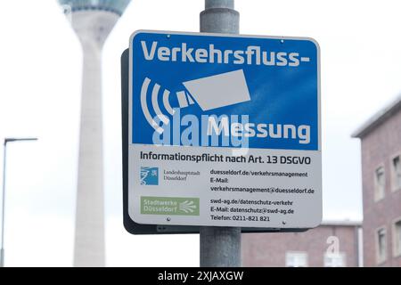 Düsseldorf 17.07.2024 Vodafone SmartCity-Modellprojekt an den Laternen sind Sensoren verbaut die Daten zum Verkehrsfluss Messung , Wetterdaten und Umweltdaten liefern an 5 Laternen sind Wallboxen Wallbox an denen E-Fahrzeuge tanken können auf einer Lampe erprobt Vodafone eine 5g Kleinzellantenne bei rund 170 Parkplätzen am Straßenrand werden mithilfe von Sensoren an den Laternen der Belegungszustand erfasst und in Echtzeit ins Internet übertragen so können Autofahrer per Smartphone jederzeit erkennen , wo sich freie Parkplätze befinden RFID Chipkarte kontaktlos kontaktloses bezahlen Parken A Stockfoto