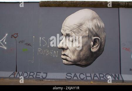 Graffiti-Kunst der Berliner Mauer mit dem russischen Dissidenten, Physiker und Nobelpreisträger Andrej Sacharow. East Side Gallery. Berlin, Deutschland. Stockfoto