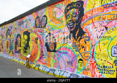 Graffiti-Kunst der Berliner Mauer mit Marylin Monroe, Ray Charles, Yves Montand und anderen. East Side Gallery. Berlin, Deutschland. Stockfoto