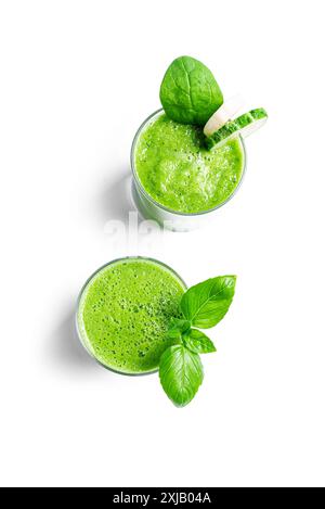 Detox Green Gemüse Smoothie in Gläsern isoliert auf weißem Hintergrund, Draufsicht, Designelemente. Gesundes sauberes Essen, veganes Lifestyle Konzept. Stockfoto