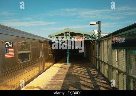 D-Zug an der 20th Avenue Station, Brooklyn, New York Stockfoto
