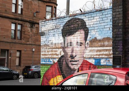 Partick Thistle FC und David McParland Wandgemälde vor dem Firhill Stadium, Maryhill, Glasgow, Schottland, Großbritannien Stockfoto