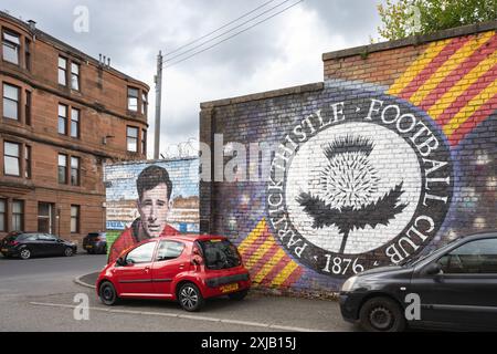 Partick Thistle FC und David McParland Wandgemälde vor dem Firhill Stadium, Maryhill, Glasgow, Schottland, Großbritannien Stockfoto