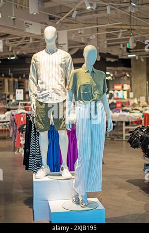 Männerpuppe und Damenpuppe in moderner, stilvoller Sommerkleidung in einem Bekleidungsgeschäft Stockfoto