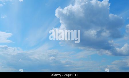 Zeitraffer. Weiche weiße Wolken bewegen sich auf blauem Himmel Hintergrund. Tropische Sommer- oder Frühlingssonne. Tagsüber. Stockfoto