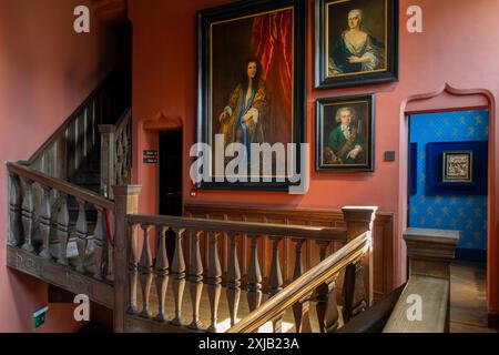 Malte Porträts in der Egmond-Treppe in Kasteel van Gaasbeek, mittelalterliche Burg, aber im 19. Jahrhundert renoviert, Lennik, Flämisch-Brabant, Belgien Stockfoto