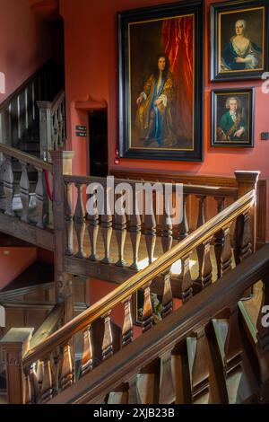 Malte Porträts in der Egmond-Treppe in Kasteel van Gaasbeek, mittelalterliche Burg, aber im 19. Jahrhundert renoviert, Lennik, Flämisch-Brabant, Belgien Stockfoto