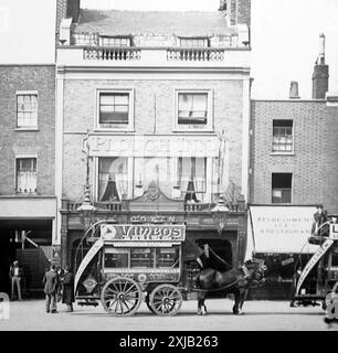 Das Plough Inn und Pferdebus, der Bürgersteig, Clapham, London, viktorianische Zeit Stockfoto