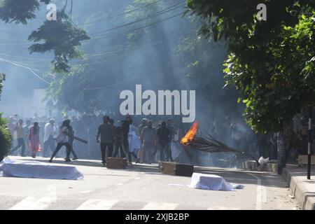 Dhaka, Wari, Bangladesch. Juli 2024. Bangladeschs Polizeipersonal feuert Tränenbomben ab, während Studenten am 17. Juli 2024 gegen Quoten für Regierungsjobs an der Dhaka-Universität in der Hauptstadt protestieren. Am 17. Juli trauerten Schüler in Bangladesch, die bei Protesten über die Einstellungsregeln für den öffentlichen Dienst getötet wurden, einen Tag nachdem die Regierung die unbestimmte Schließung von Schulen landesweit angeordnet hatte, um die Ordnung wiederherzustellen. Studenten setzen Holz, Motorrad in Brand, als sie gegen Quoten in staatlichen Jobs protestieren (Credit Image: © Habibur Rahman/ZUMA Press Wire) NUR REDAKTIONELLE VERWENDUNG! Nicht für kommerzielle ZWECKE! Stockfoto