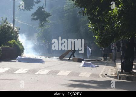 Dhaka, Wari, Bangladesch. Juli 2024. Bangladeschs Polizeipersonal feuert Tränenbomben ab, während Studenten am 17. Juli 2024 gegen Quoten für Regierungsjobs an der Dhaka-Universität in der Hauptstadt protestieren. Am 17. Juli trauerten Schüler in Bangladesch, die bei Protesten über die Einstellungsregeln für den öffentlichen Dienst getötet wurden, einen Tag nachdem die Regierung die unbestimmte Schließung von Schulen landesweit angeordnet hatte, um die Ordnung wiederherzustellen. Studenten setzen Holz, Motorrad in Brand, als sie gegen Quoten in staatlichen Jobs protestieren (Credit Image: © Habibur Rahman/ZUMA Press Wire) NUR REDAKTIONELLE VERWENDUNG! Nicht für kommerzielle ZWECKE! Stockfoto