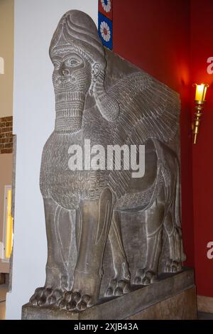 Lamassu, eine mythologische Hybride mit dem Kopf eines Menschen, dem Körper eines Stiers und den Flügeln eines Vogels. Pergamonmuseum, Berlin, Deutschland. Stockfoto