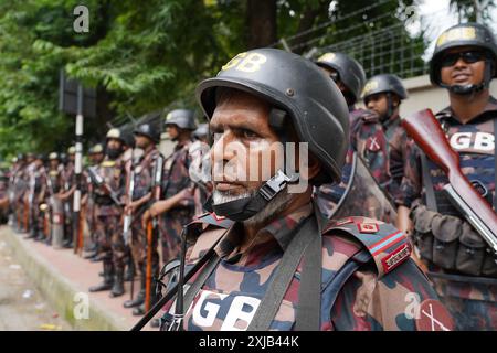 Dhaka, Dhaka, Bangladesch. Juli 2024. In der laufenden Quotenbewegung am 17. Juli 2024 nach dem Tod von sechs Studenten in Dhaka und in ganz Bangladesch wurde eine symbolische Beerdigung und Sargprozession an der Basis der Raju-Skulptur an der Universität Dhaka angekündigt. Als Reaktion darauf erließ die Polizei umfassende Sicherheitsmaßnahmen in der gesamten Universität. (Kreditbild: © Rubel Karmaker/ZUMA Press Wire) NUR REDAKTIONELLE VERWENDUNG! Nicht für kommerzielle ZWECKE! Stockfoto