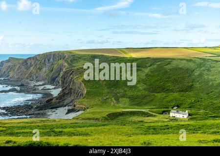 Ein wunderschöner Spaziergang zum Hartland Point mit seinem wunderschönen Leuchtturm und atemberaubendem Meerblick Stockfoto