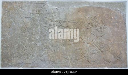 Alabaster-Mauerrelief aus dem assyrischen Palast in Nimrud mit König Aschurnasirpal II. Auf der Jagd nach Löwen. Pergamonmuseum, Berlin, Deutschland. Stockfoto